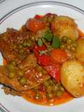 Bifes de lomo de cerdo con papas y batatas a la cacerola