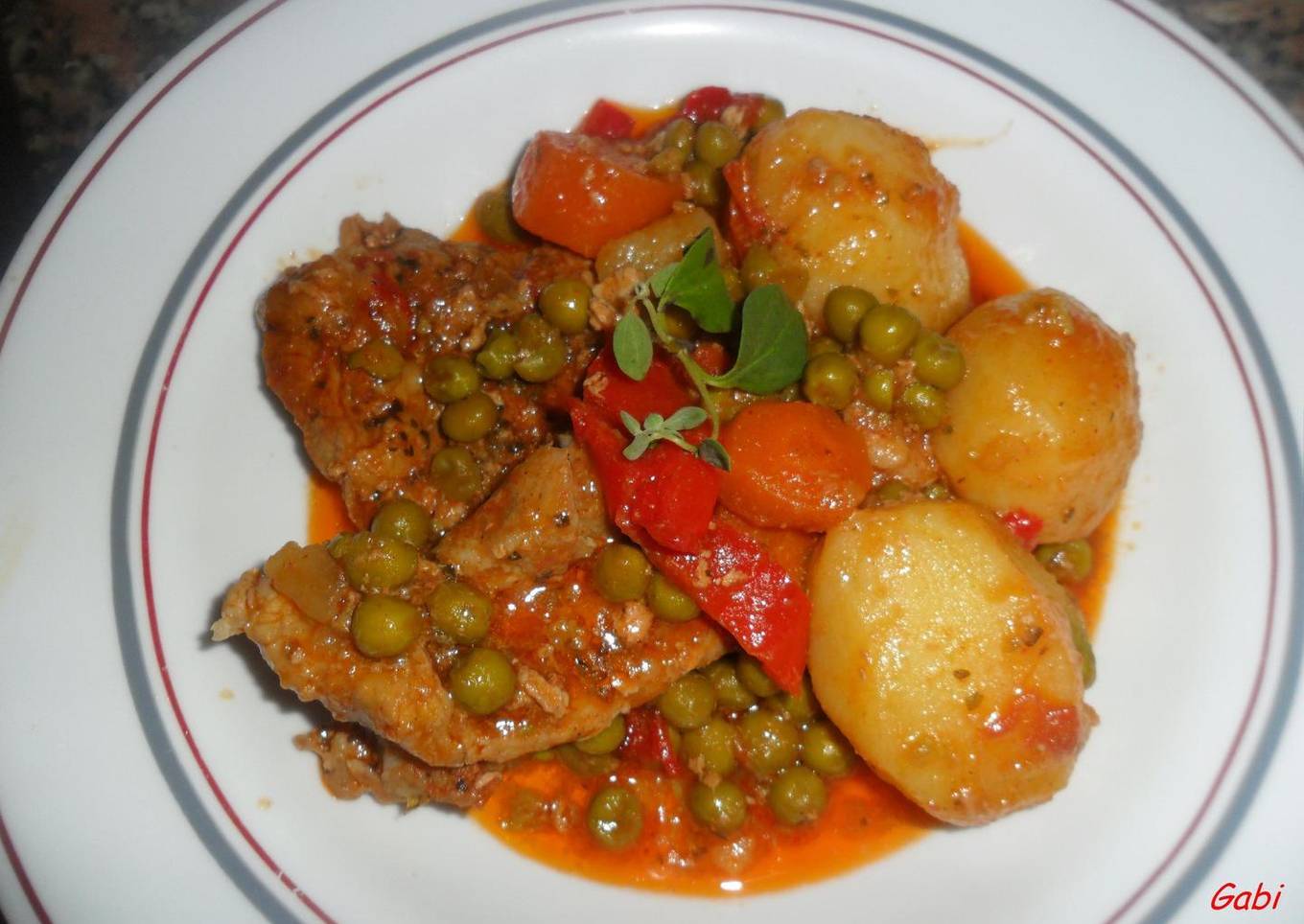 Bifes de lomo de cerdo con papas y batatas a la cacerola
<br />