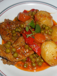 Una foto de Bifes de lomo de cerdo con papas y batatas a la cacerola
