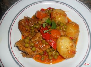 Una foto de Bifes de lomo de cerdo con papas y batatas a la cacerola