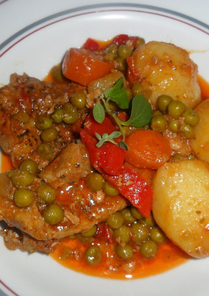 Una foto de Bifes de lomo de cerdo con papas y batatas a la cacerola