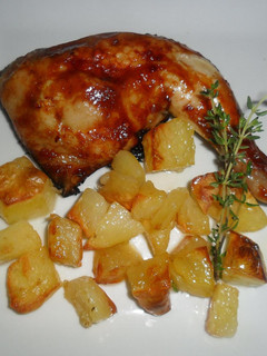 Una foto de Pollo en salsa barbacoa y dados de patatas al horno
