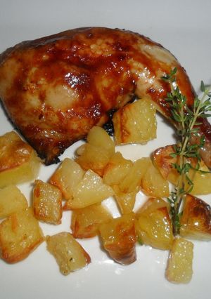 Una foto de Pollo en salsa barbacoa y dados de patatas al horno