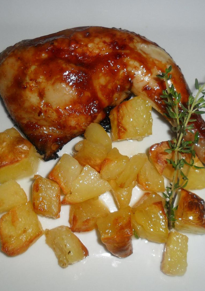 Una foto de Pollo en salsa barbacoa y dados de patatas al horno