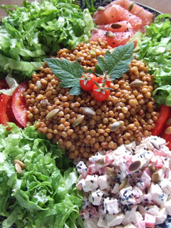 Foto principal de Ensalada de pavo con lentejas y salsa de mostaza y sésamo