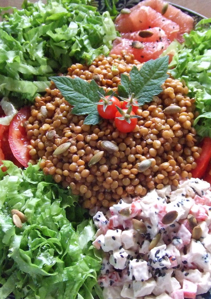 Una foto de Ensalada de pavo con lentejas y salsa de mostaza y sésamo