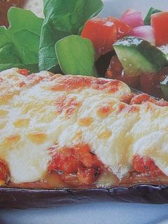 Una foto de Berenjenas rellenas de carne de cerdo y verduras