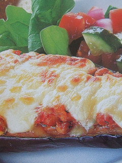 Una foto de Berenjenas rellenas de carne de cerdo y verduras