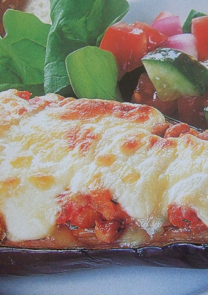 Una foto de Berenjenas rellenas de carne de cerdo y verduras