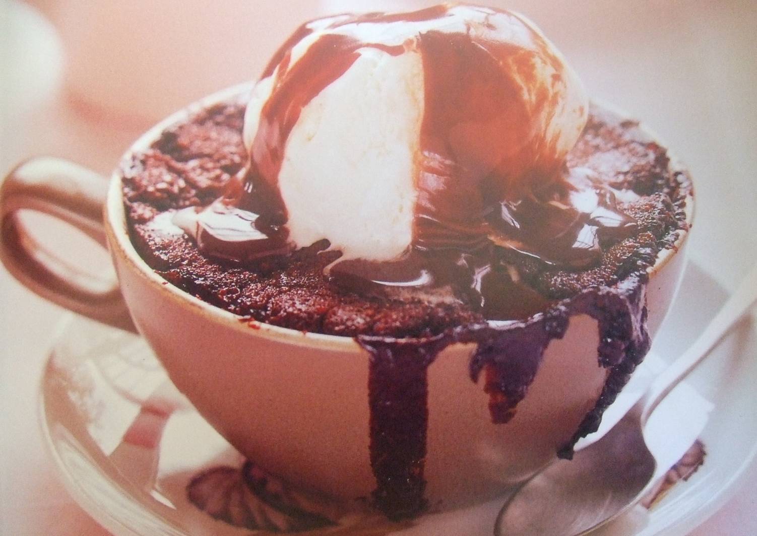 Tacitas de chocolate y helado con salsa de café Receta de Cuqui Cookpad