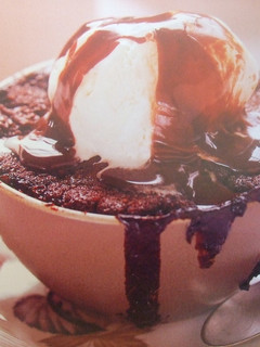 Una foto de Tacitas de chocolate y helado con salsa de café