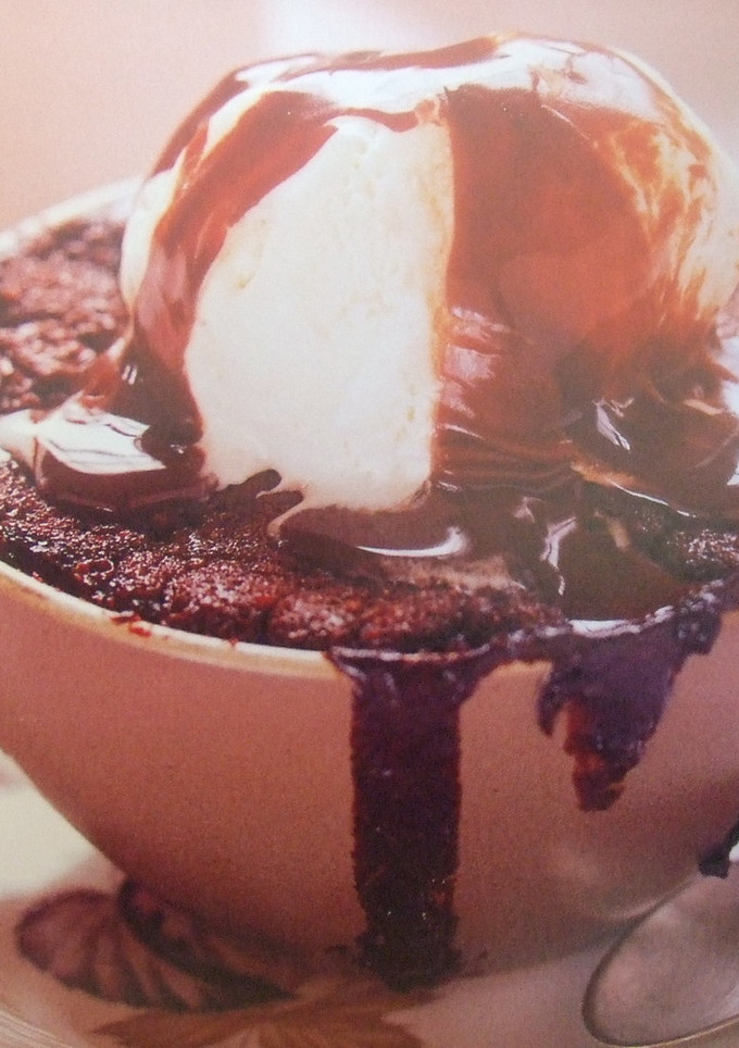 Una foto de Tacitas de chocolate y helado con salsa de café