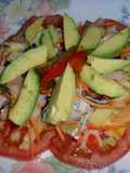 Ensalada caramelizada de pavo, queso y palta