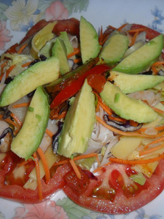 Una foto de Ensalada caramelizada de pavo, queso y palta