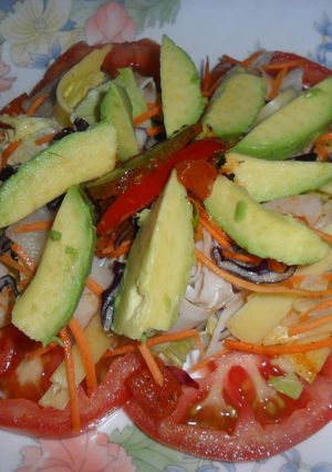 Una foto de Ensalada caramelizada de pavo, queso y palta