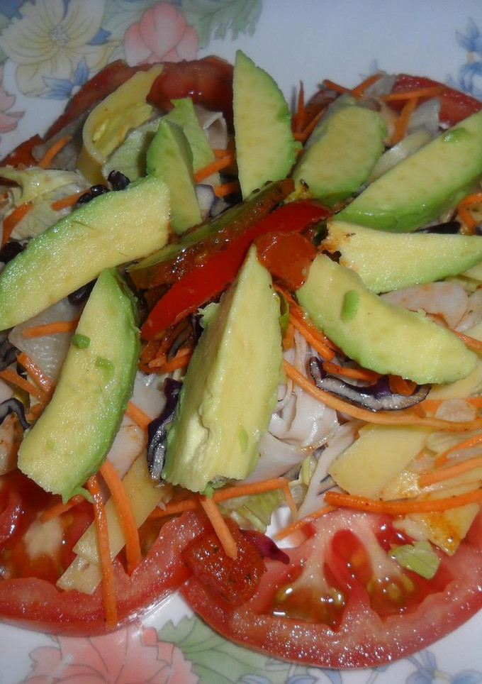 Una foto de Ensalada caramelizada de pavo, queso y palta