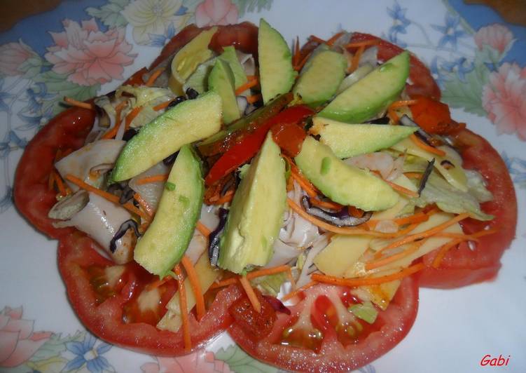 Ensalada caramelizada de pavo, queso y palta