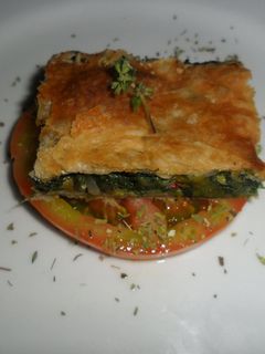 Una foto de Mini porción de tarta de acelga sobre rodaja de tomate