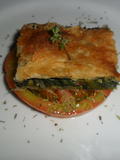 Foto principal de Mini porción de tarta de acelga sobre rodaja de tomate