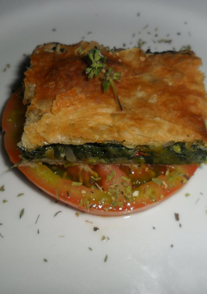 Foto principal de Mini porción de tarta de acelga sobre rodaja de tomate
