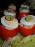 Tomates peritas rellenos de arroz, atún y salsa golf