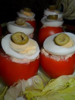 Una foto de Tomates peritas rellenos de arroz, atún y salsa golf