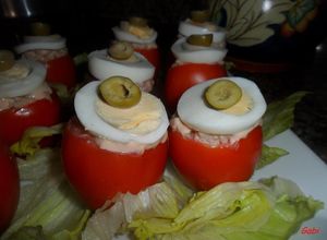 Foto principal de Tomates peritas rellenos de arroz, atún y salsa golf