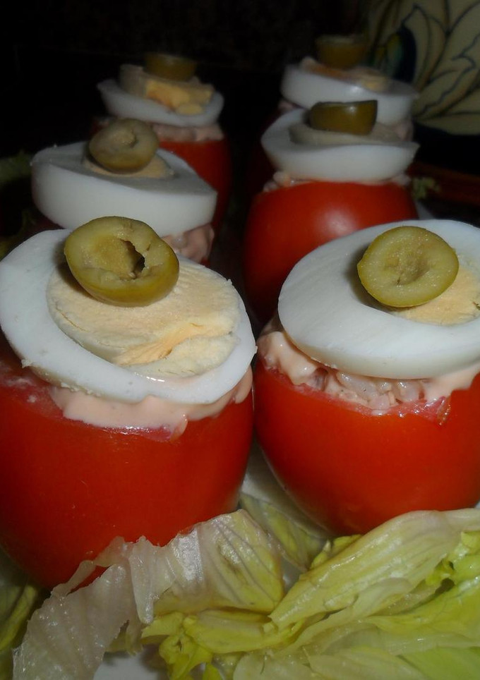 Una foto de Tomates peritas rellenos de arroz, atún y salsa golf