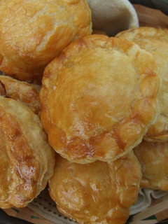 Una foto de Pastelitos hojaldrados rellenos de jamón de pavo, queso holandés y aceitunas