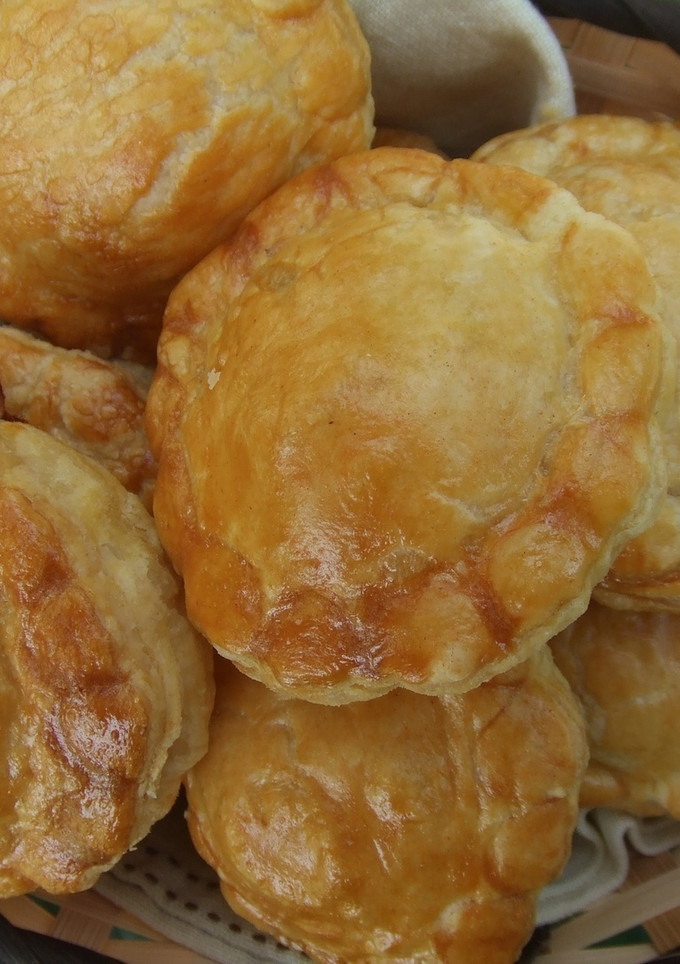 Una foto de Pastelitos hojaldrados rellenos de jamón de pavo, queso holandés y aceitunas