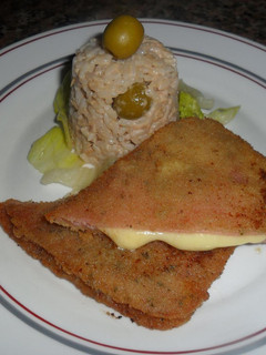 Una foto de San jacobos de jamón y queso con timbal de arroz y atún