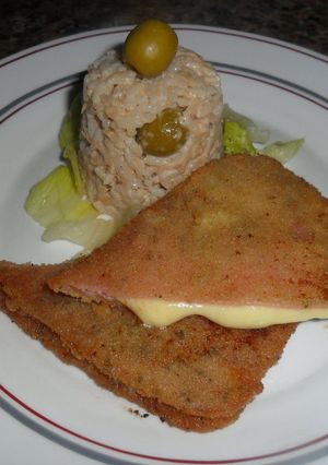 Una foto de San jacobos de jamón y queso con timbal de arroz y atún