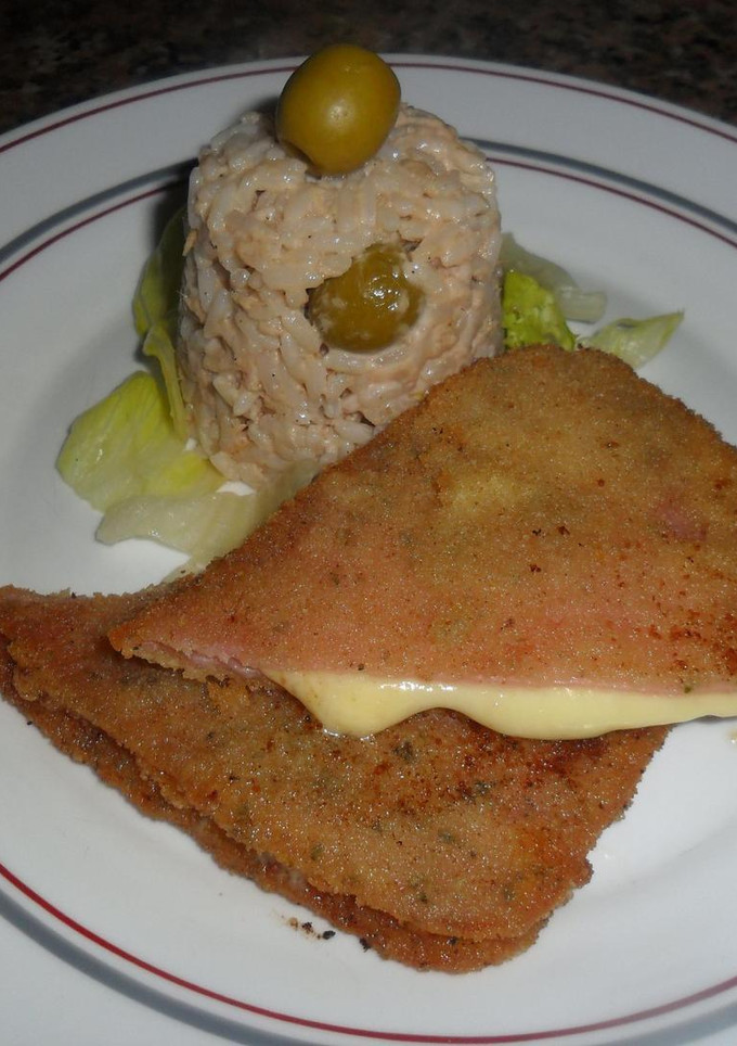 Una foto de San jacobos de jamón y queso con timbal de arroz y atún