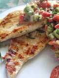 Filetes de pavo al romero con ensalada de aguacate 