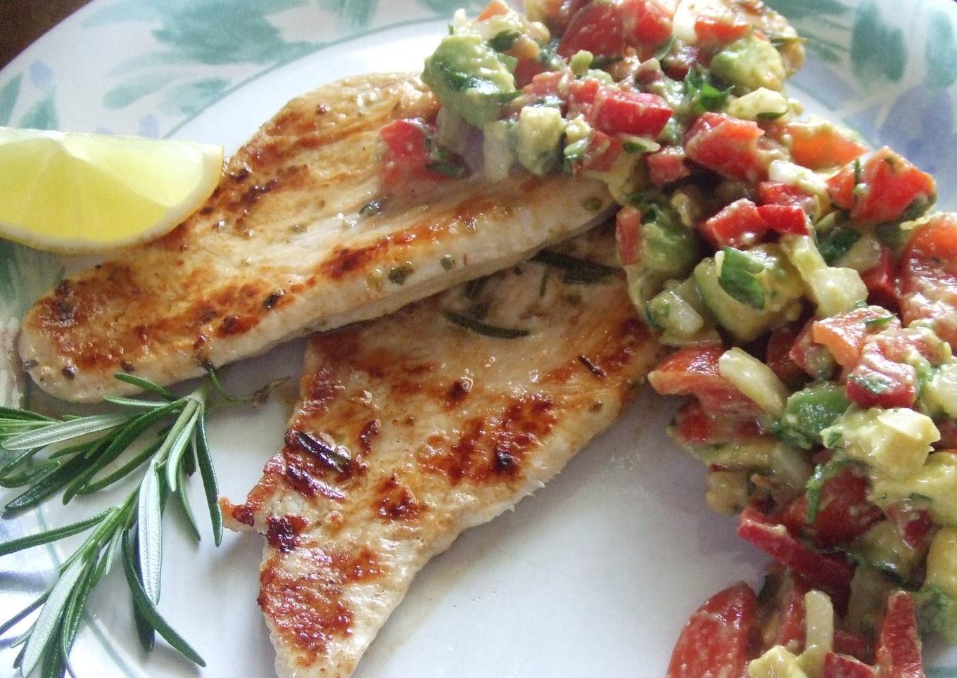 Filetes de pavo al romero con ensalada de aguacate 