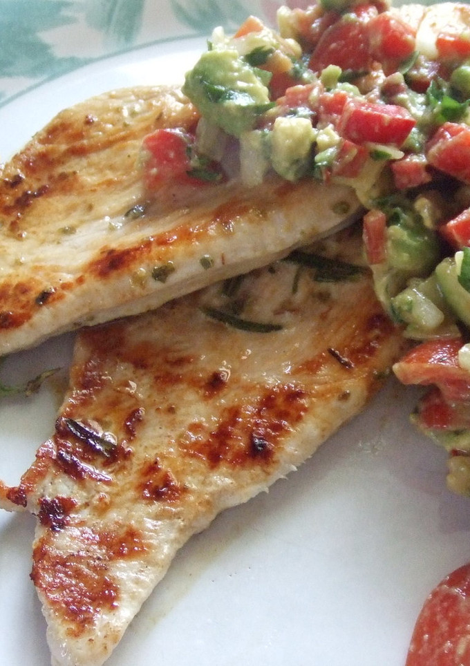 Una foto de Filetes de pavo al romero con ensalada de aguacate 
