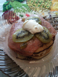 Una foto de Hotcakes con frutas y jamón