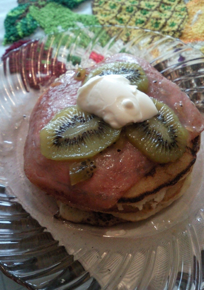 Una foto de Hotcakes con frutas y jamón
