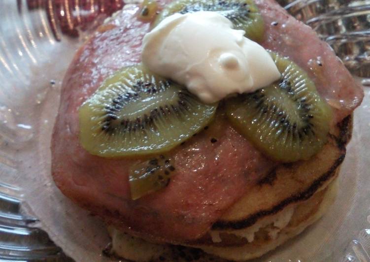 Hotcakes con frutas y jamón