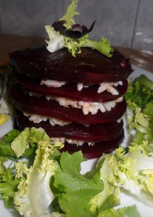 Una foto de Mil hojas de remolacha y arroz con atún