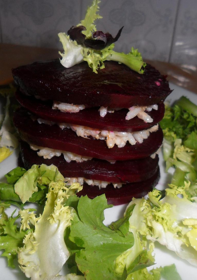 Una foto de Mil hojas de remolacha y arroz con atún