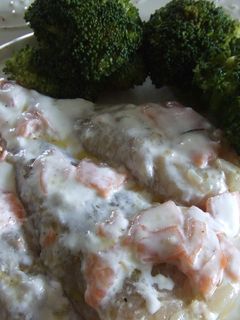 Una foto de Colitas de rape a la crema de salmón ahumado