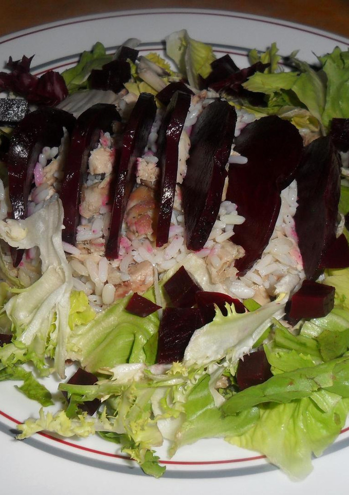 Una foto de Ensalada de arroz con pollo y remolacha
