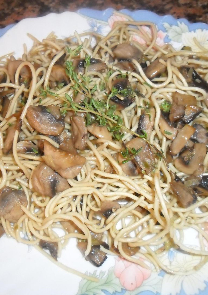 Una foto de Tallarines con champiñones al vino blanco