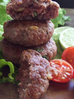 Una foto de Pastelitos de carne y almendras con hierbas y salsa de pimientos morrones