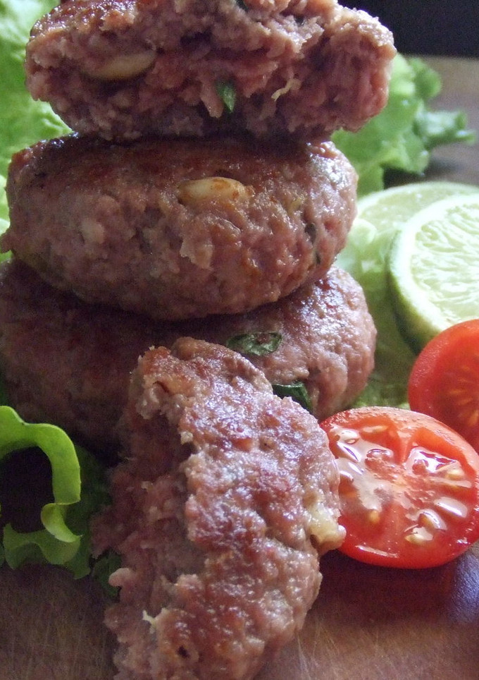 Una foto de Pastelitos de carne y almendras con hierbas y salsa de pimientos morrones