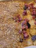 Crumble de manzana con fresitas del bosque y moras