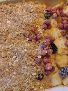 Una foto de Crumble de manzana con fresitas del bosque y moras