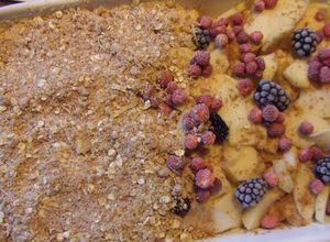 Una foto de Crumble de manzana con fresitas del bosque y moras