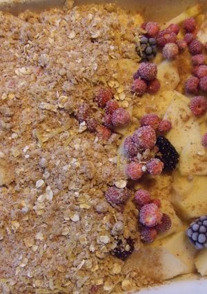 Una foto de Crumble de manzana con fresitas del bosque y moras